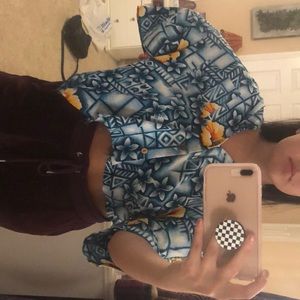 Cute cropped button up Hawaiian shirt 💦